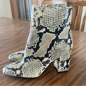 Snake skin print ankle boots Ann Taylor size 9.5 M.